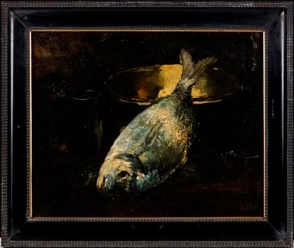 En fisk (la Dorade) ved en messingskål og et glas
