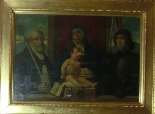 Madonna di Casa Foscari. Sankta Maria med barnet foran sig på en pude, der er lagt på en rampe. Til højre Sankt Georg, til venstre en biskop.